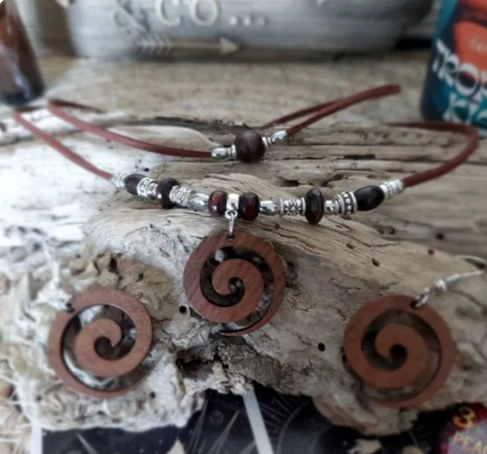 Parure bohemio de dos hileras, espiral de madera chocolate, múltiples perlas de madera – photo 7